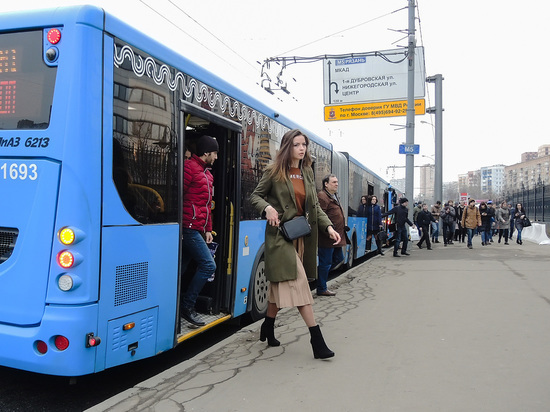 Россиян призвали избегать общественного транспорта в час пик