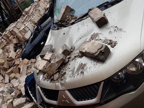 Стена здания рухнула на два автомобиля в Канавинском районе
