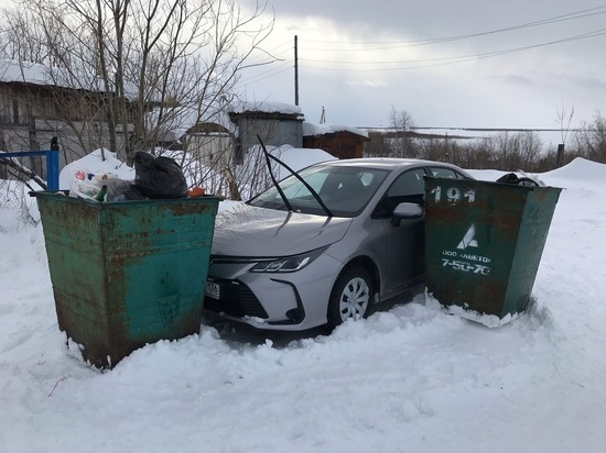 В Салехарде машину забаррикадировали мусорными баками в наказание за парковку