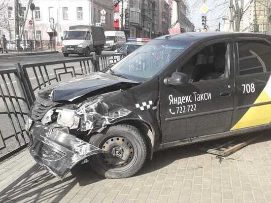 В центре Курска такси  сбило  прохожего на тротуаре