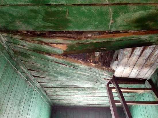 В Новосибирской области на ребенка рухнул потолок ветхого дома