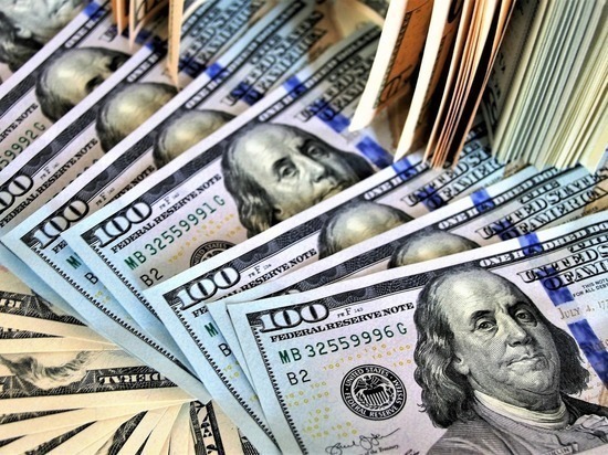 ЦБ повысил официальный курс доллара на среду на четыре с половиной рубля