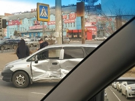 Водитель Honda получил травмы в ДТП в центре Читы