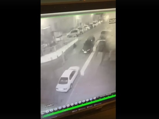 Два хулигана повредили несколько машин в центре Читы