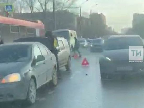 Столкновение 3-х авто стало причиной пробки на ул. Восстания в Казани