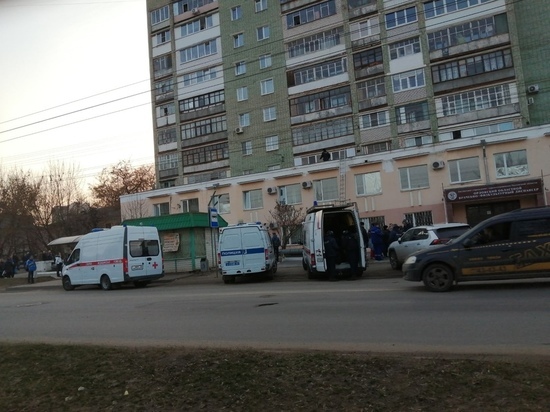 В центре Орла с балкона многоэтажки выпала женщина
