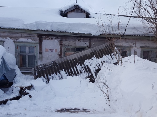 В Лабытнанги козырек над крыльцом рухнул под тяжестью снега