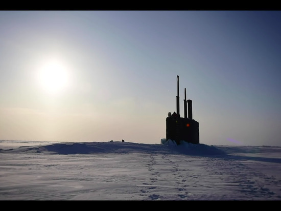 В Сети появилось видео всплытия американской субмарины из - подо льда