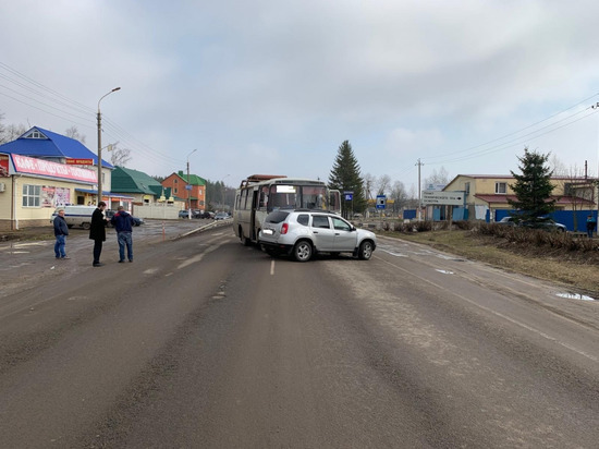 Под Орлом столкнулись Renault и маршрутка