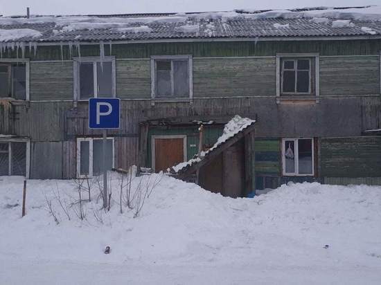 Козырек дома в Салехарде обрушился под тяжестью снега