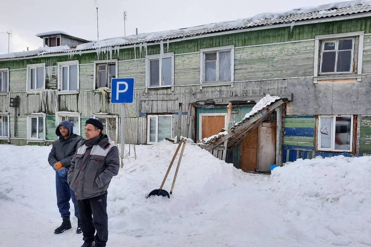 УК дома с рухнувшим козырьком в Салехарде: снег не чистили из-за опасности  выхода на крышу - МК Ямал