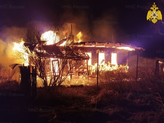 В Сафоновском районе дотла сгорел пустующий дом