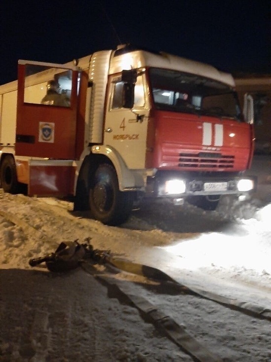 В Ноябрьске ехавшая на вызов пожарная машина застряла в снегу