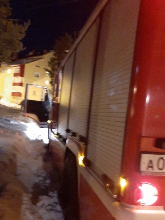 В Ноябрьске пожарная машина застряла в снегу, спеша на ложный вызов