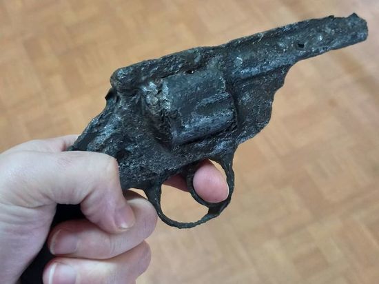 Старинный револьвер нашли псковские археологи