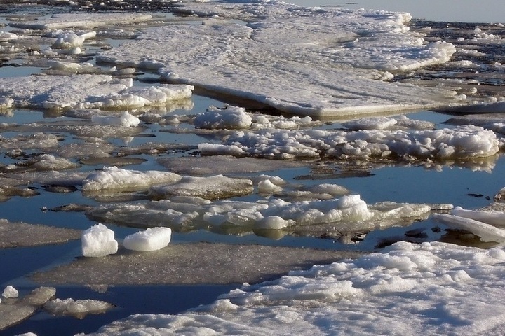 Ледоход лед идет 2 класс русский. Ледоход на Иртыше. Весенний ледоход на реке. Лед на реке. Ледоход для детей.