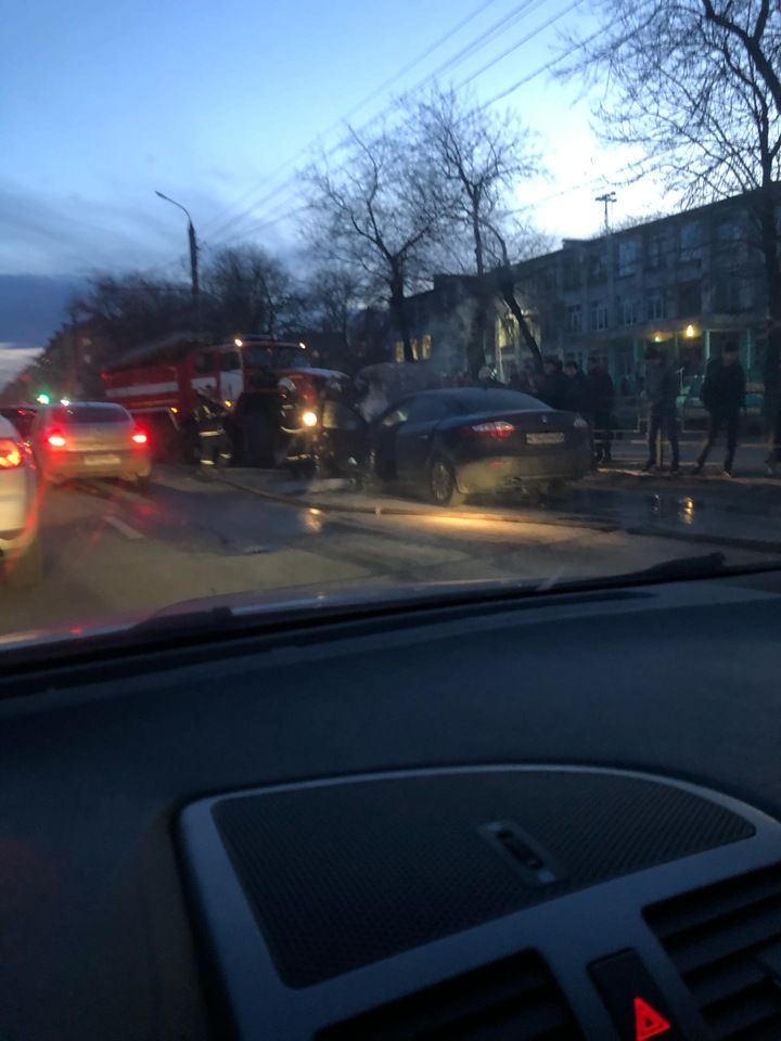 Горящий на дороге автомобиль напугал жителей Твери