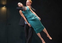 В прошлом году худрук Нидерландского танц-театра (NDT) Пол Лайтфут объявил, что летом 2020 года, в конце 60-го сезона компании, он уйдет с руководящей должности, хотя будет продолжать работать как хореограф-резидент, вместе со своей бывшей женой Соль Леон