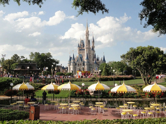Парки Disneyland в США и во Франции закрыли из-за коронавируса