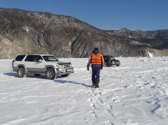 Циклон разрушает лёд в бухтах Охотского моря под Магаданом