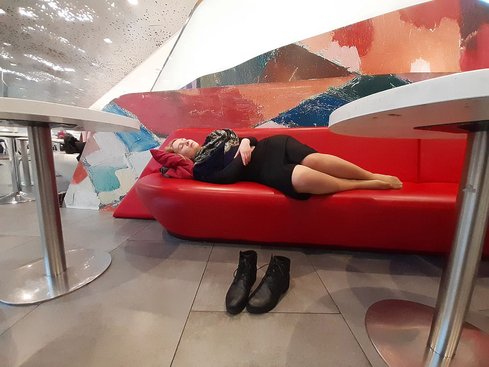 Журналисты проверили, где в Москве можно вздремнуть днем