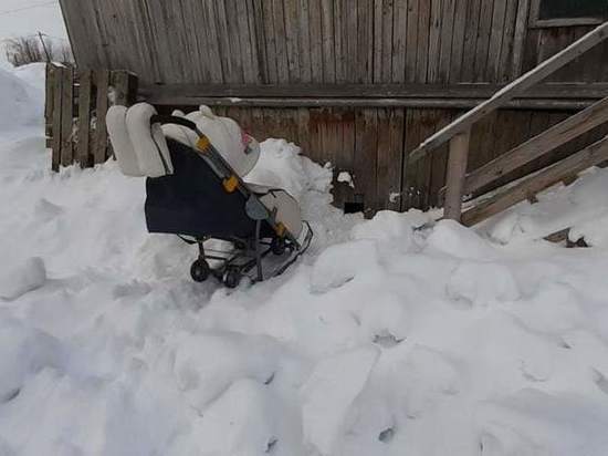 В Лабытнанги УК завалила снегом выход из дома и сломала антенну