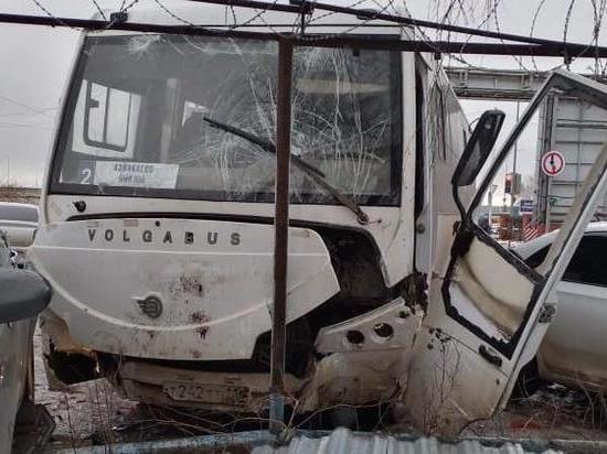 В Татарстане водитель автобуса скончался за рулем и устроил массовое ДТП