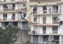 Во многих итальянских городах местные жители, которые вынуждены сидеть на карантине дома, выходят на балконы и поют вместе песни, танцуют и публикуют жизнеутверждающие видео в социальных сетях
