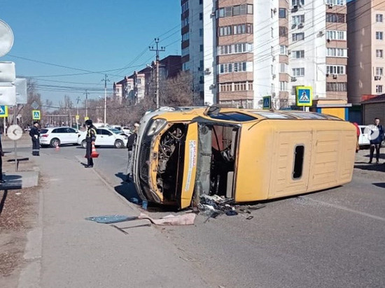 В Астрахани перевернулась маршрутка с пассажирами