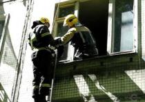 Сотрудники ГоЧСиПБ столицы в Москве спасли женщину, выпавшую из окна девятого этажа и повисшую на кондиционере