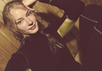 Российская актриса Светлана Ходченкова разместила у себя в Instagram фото с недавней фотосессии, на которой она позирует со шпагой, изящно выгнувшись в блузке с одним рукавом