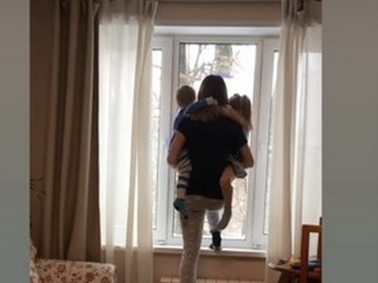 Блогер Диденко снялась на подоконнике с детьми: "Хотите, чтобы вышла?"