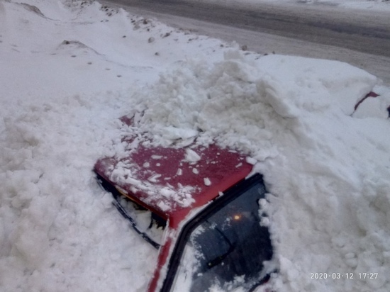 В Ноябрьске куча снега раздавила стоящую у дома машину