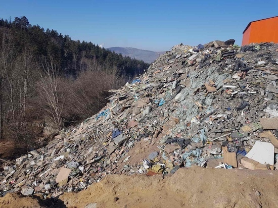 Читинцы выявили вываливавший мусор в городе КамАЗ