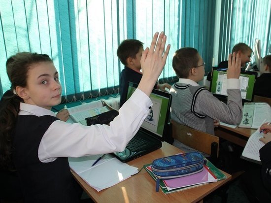 Каникулы в школах Колымы продлили из-за коронавируса
