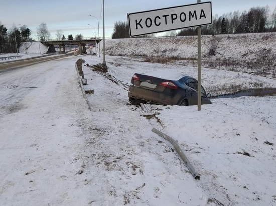 На въезде в Кострому «Форд» снес столб, водитель сбежал