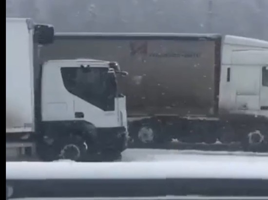 Опубликовано видео последствий ДТП из-за снегопада в Тверской области