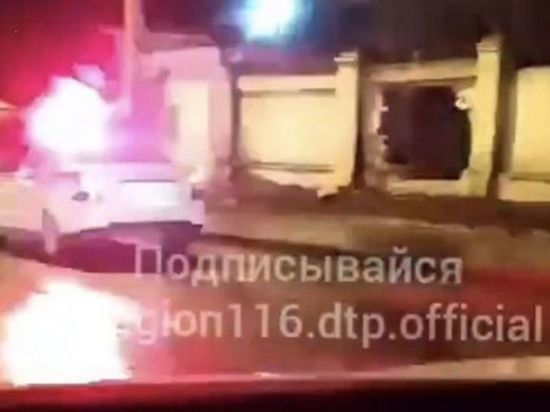 В Казани авто влетело в кирпичный забор, есть пострадавшие