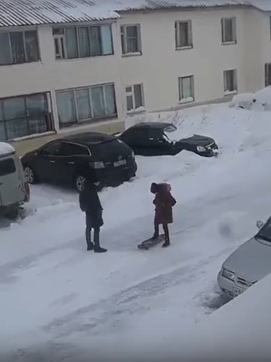 В Новом Уренгое дети катаются на скейтборде по снегу