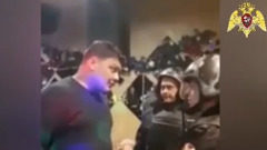 В Тверской области мужчина и женщина кинулись с кулаками на силовиков