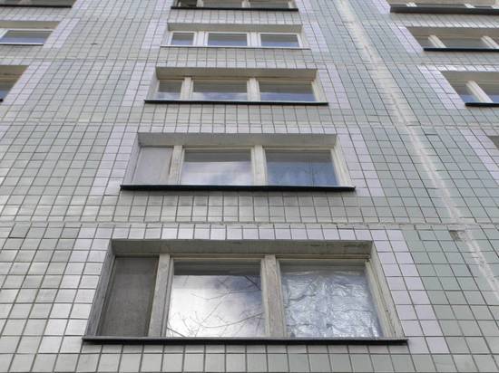 В Москве студентка выпала из окна восьмого этажа и выжила
