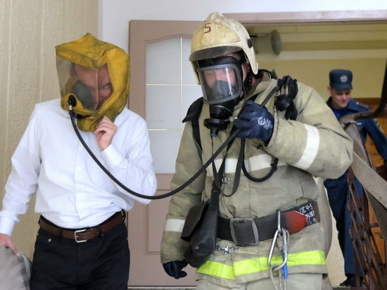 В Смоленске пожарные спасли из горящей квартиры двух человек