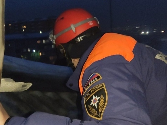 Угрожавшего спрыгнуть мужчину сняли с крыши 5-этажки города Кызыла
