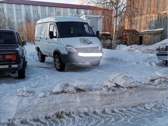 В Ноябрьске управляющая компания сделала для машин ледяные «подиумы»