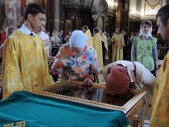 РПЦ запретила прихожанам в Москве целовать крест и руку священника