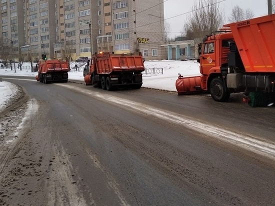 Дорожники Кирова усилили борьбу с выпавшим снегом