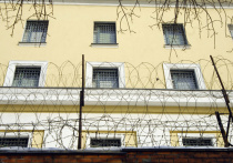 Родные и близкие заключенных атакуют столичные изоляторы, пытаясь передать за решетку  средства защиты