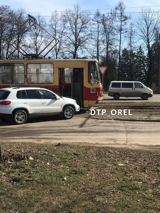 В Орле столкнулись трамвай и иномарка