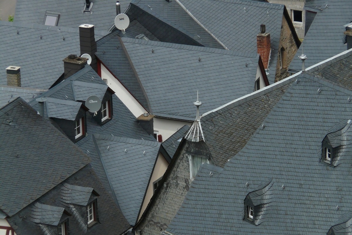 Miniature House: Roof of the house; making miniature roofslates Miniature house,