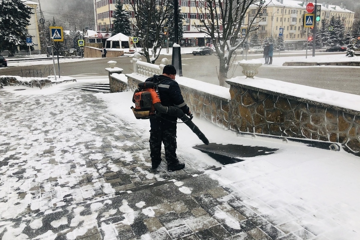Выпал обильный снег. Железноводск снег. Снегопад в Железноводске. Коммунальные службы. В Ставрополе выпал снег.